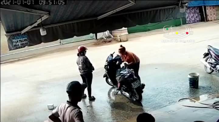 Mới- nóng - Clip: Mải nhìn điện thoại, nam thanh niên tông trúng 2 người phụ nữ