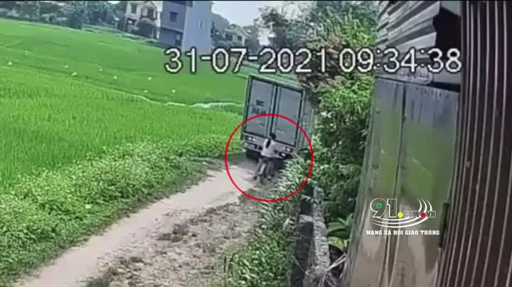 Mới- nóng - Clip: Xe tải lùi ẩu suýt 'nuốt chửng' bé gái đi xe đạp vào gầm