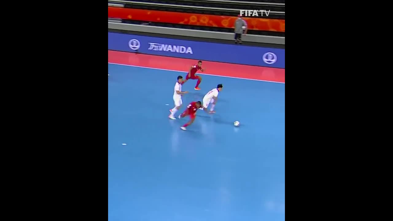 Giải trí - Clip: Cận cảnh pha ghi bàn 'ma thuật' của cầu thủ futsal Việt Nam