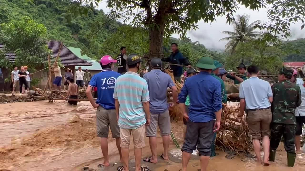 Sự kiện - Khẩn cấp làm cầu tạm vượt lũ, tiếp tế lương thực cho người dân bị cô lập