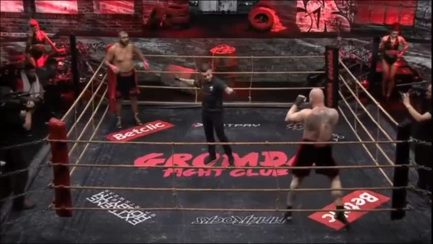 Video - Clip: Bị đấm gục sau 6 giây, cao thủ kickboxing rời sàn đấu bằng cáng