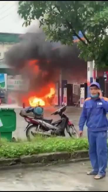 Dân sinh - Ô tô mất lái tông vào trạm xăng bốc cháy, tài xế đạp cửa thoát thân