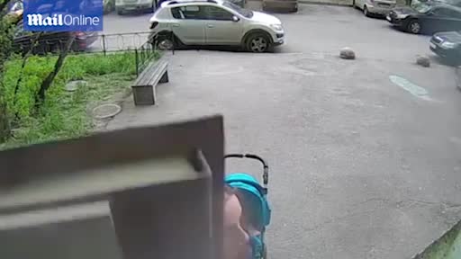 Video - Clip: Bị tảng bê tông rơi trúng đầu, người phụ nữ nằm bất tỉnh tại chỗ