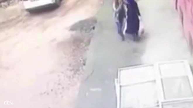 Video - Clip: Đang đi trên đường, 2 người phụ nữ bị 'hố tử thần' nuốt chửng