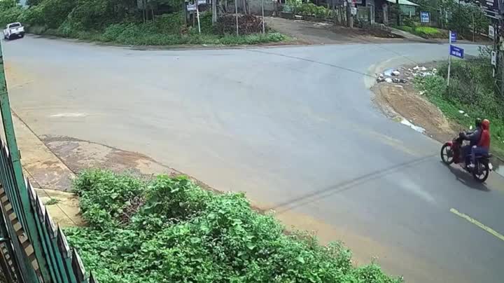 Video - Clip: Kinh hoàng cảnh xe máy chở 3 lao vào hông xe tải ở ngã tư