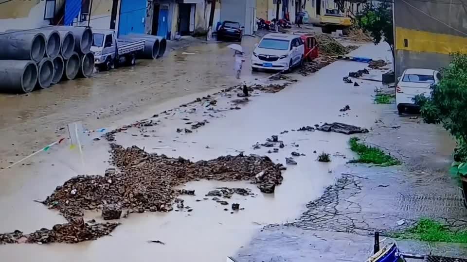 Video - Clip: Bé trai vật lộn giữa vũng nước sâu và màn giải cứu thót tim