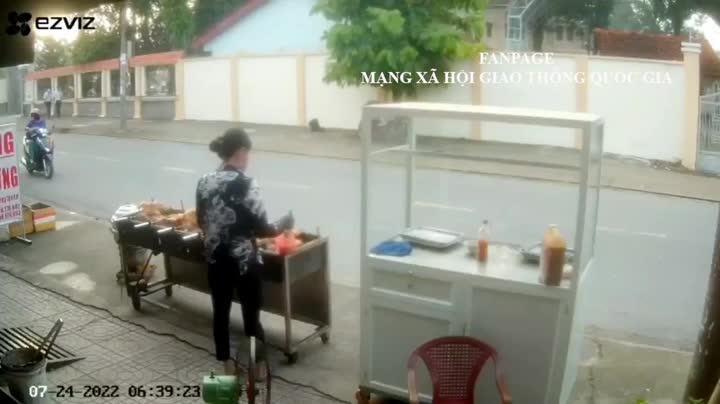 Video - Clip: Dừng xe mua đồ, người phụ nữ bị cướp giật dây chuyền giữa phố