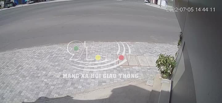 Video - Clip: Phóng nhanh, ô tô tông bay xe máy ở ngay ngã tư