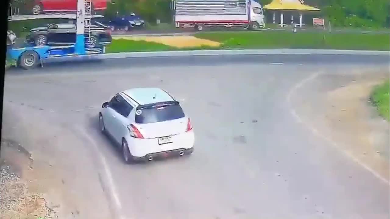 Video - Clip: Kinh hoàng cảnh xe tải mất lái, đè bẹp ô tô con đang sang đường