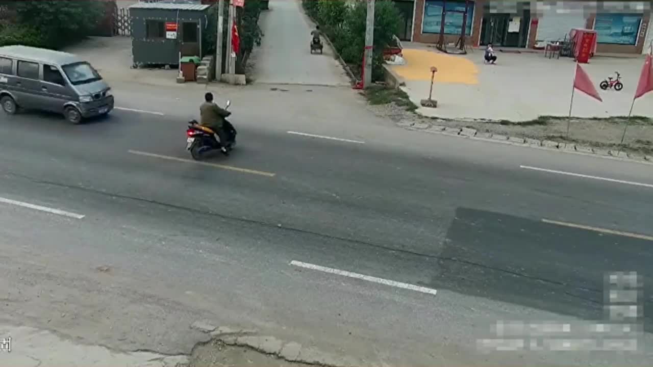 Video - Clip: Ô tô đâm bay xe máy, người đàn ông vẫn sống sót khó tin