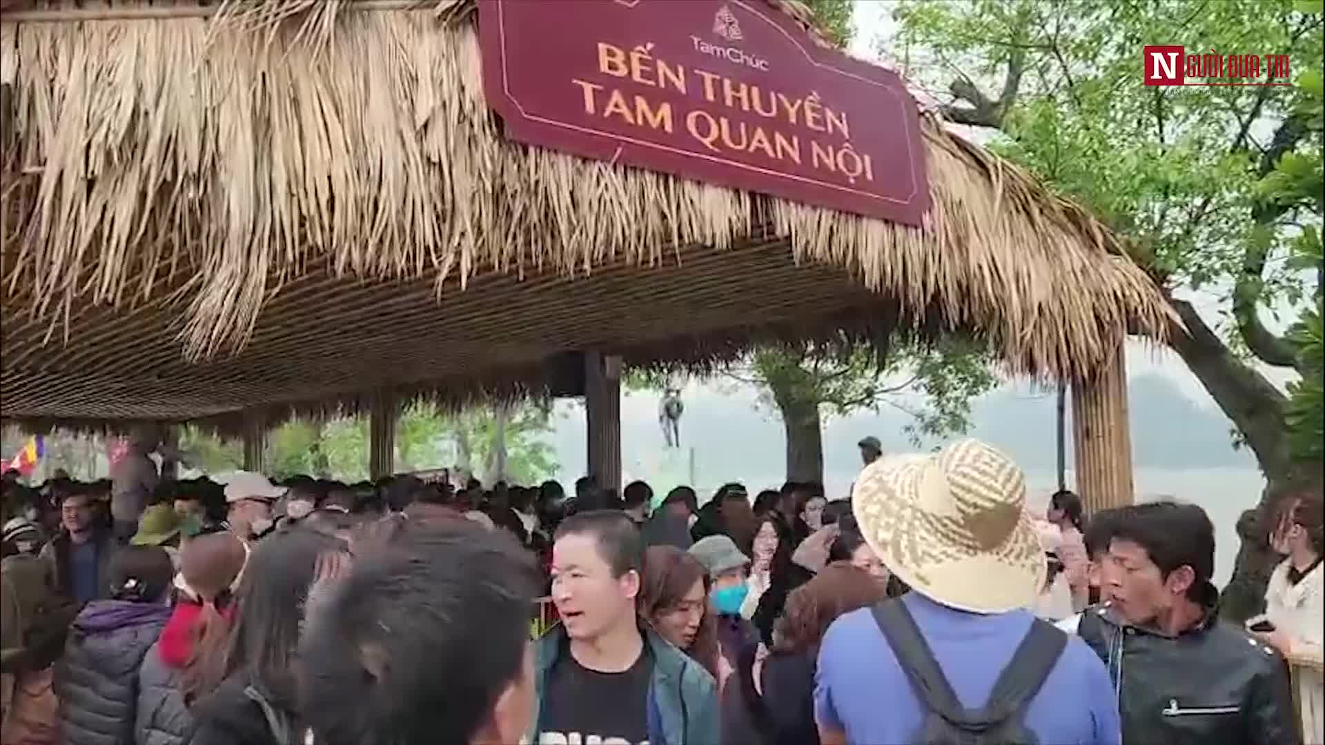 Văn hoá - 'Biển người' chen lấn đi lễ đầu năm tại chùa Tam Chúc