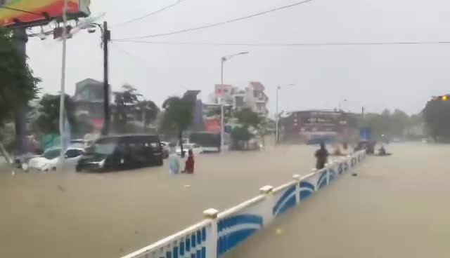 Dân sinh - Huế: Khuyến cáo người dân chưa hạ đồ đạc xuống vì có thể tái ngập