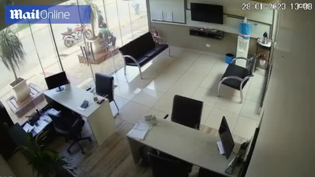 Video - Clip: Say rượu, người đàn ông lái xe đâm trúng bé gái và cái kết