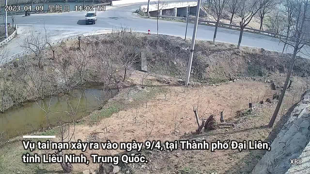 Video - Clip: Người tài xế đạp nhầm chân ga khiến ô tô cắm đầu xuống vũng nước