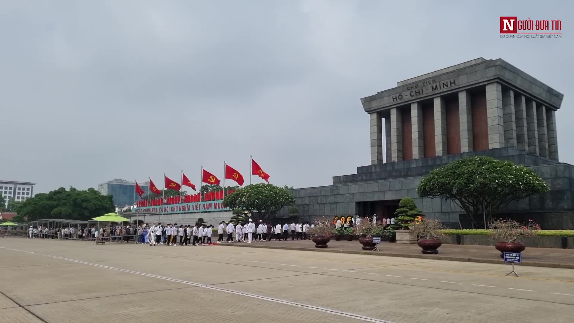 Dân sinh - Dòng người xếp hàng dài vào Lăng viếng Chủ tịch Hồ Chí Minh ngày 19/5