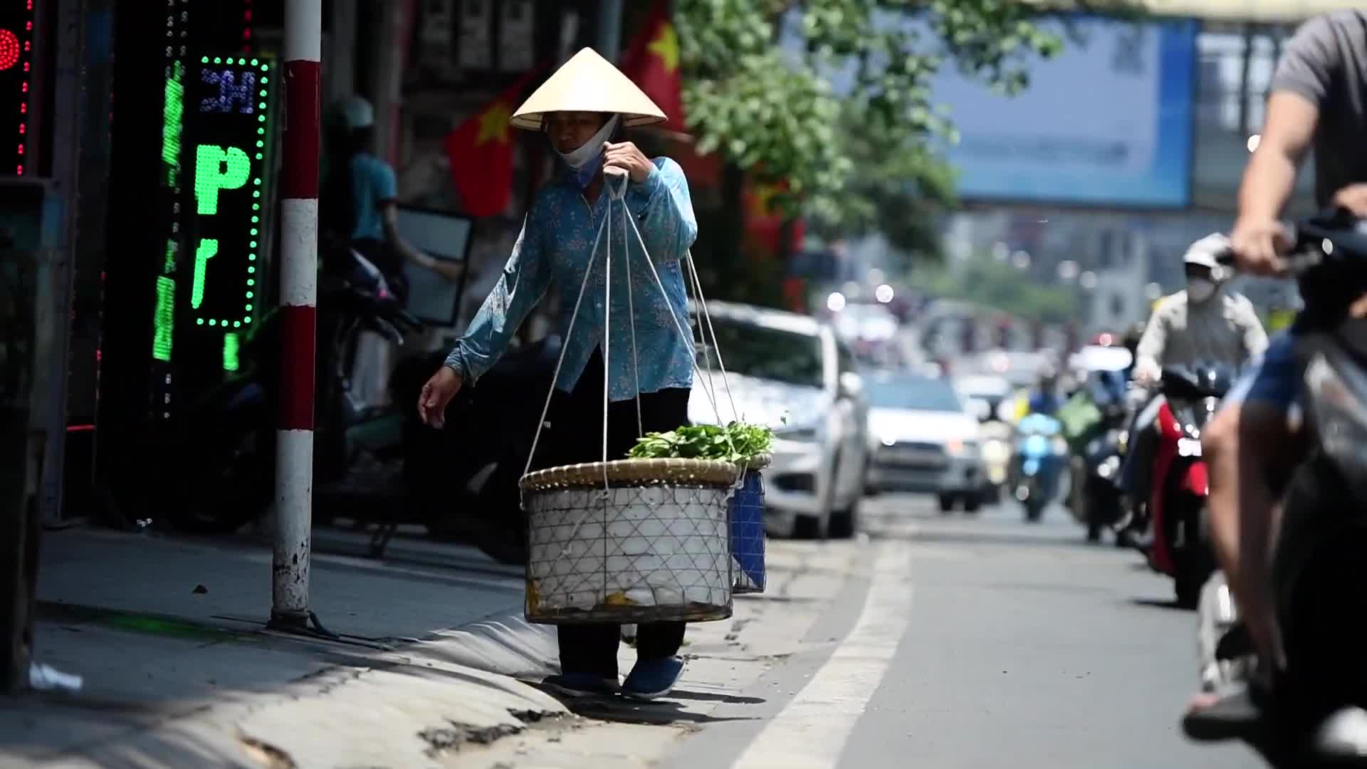 Dân sinh - Người lao động chật vật mưu sinh dưới nắng nóng gay gắt