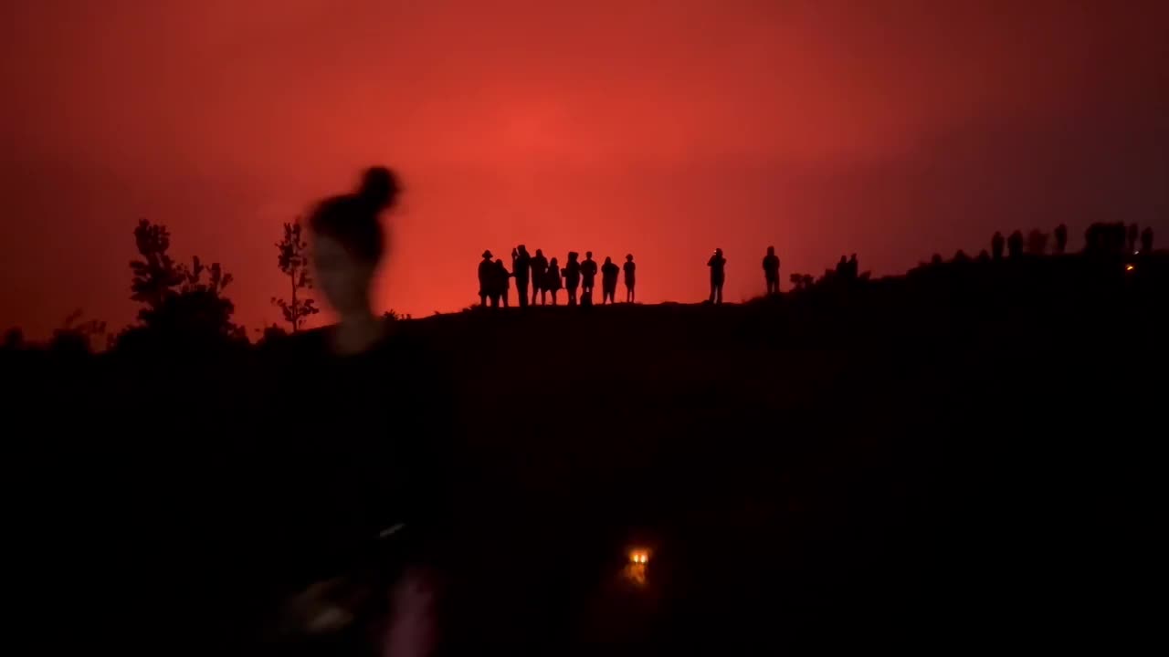 Video - Clip: Siêu núi lửa Kilauea phun trào thu hút hàng nghìn du khách