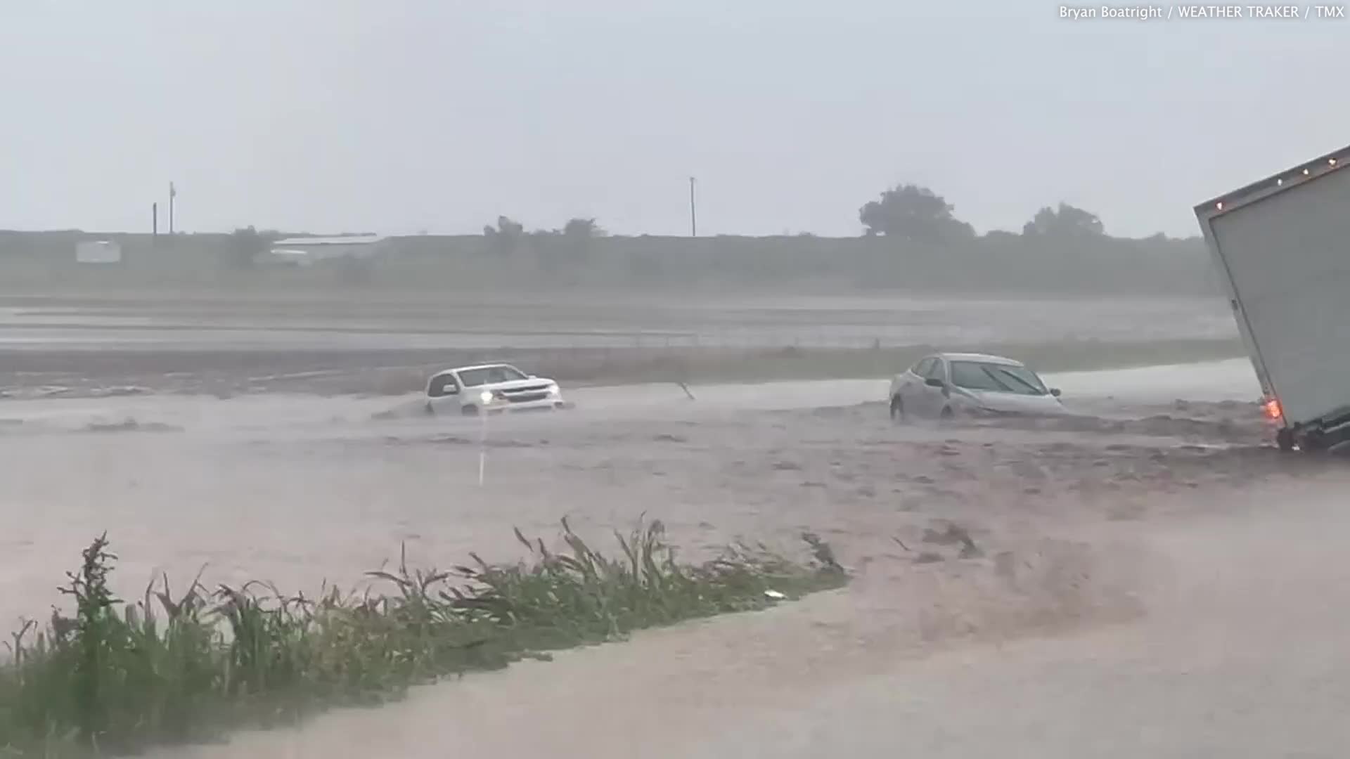 Video - Clip: Kinh hoàng khoảnh khắc lũ quét tấn công một đoạn đường