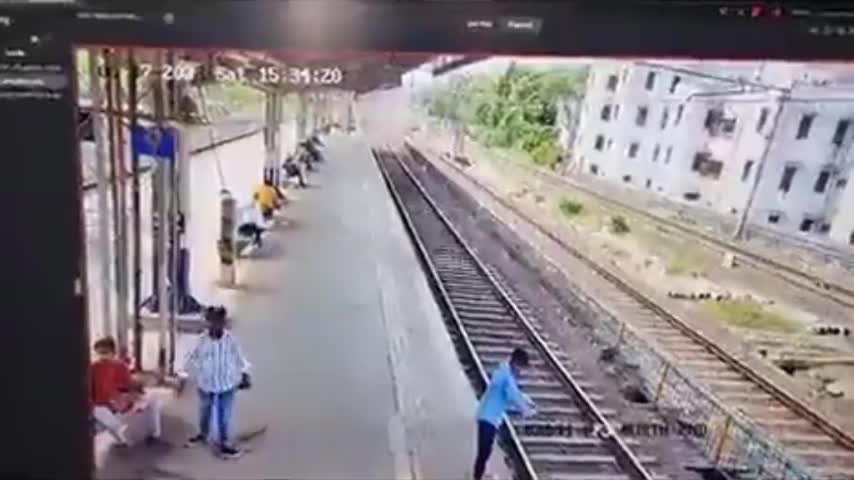 Video - Clip: Đứng sát đường ray rửa hộp cơm, nam thanh niên bị tàu tông văng