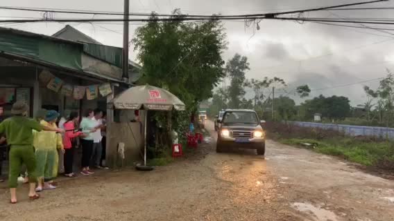 Video: Người phụ nữ khóc nghẹn, cầm nhan chạy theo xe chở thi thể của người thân từ bên trong khu vực thủy điện Rào Trăng 3 ra ngoài.