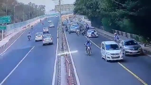 Clip: Cảnh sát Ấn Độ liều mình bám nóc capo ô tô giữa đường phố