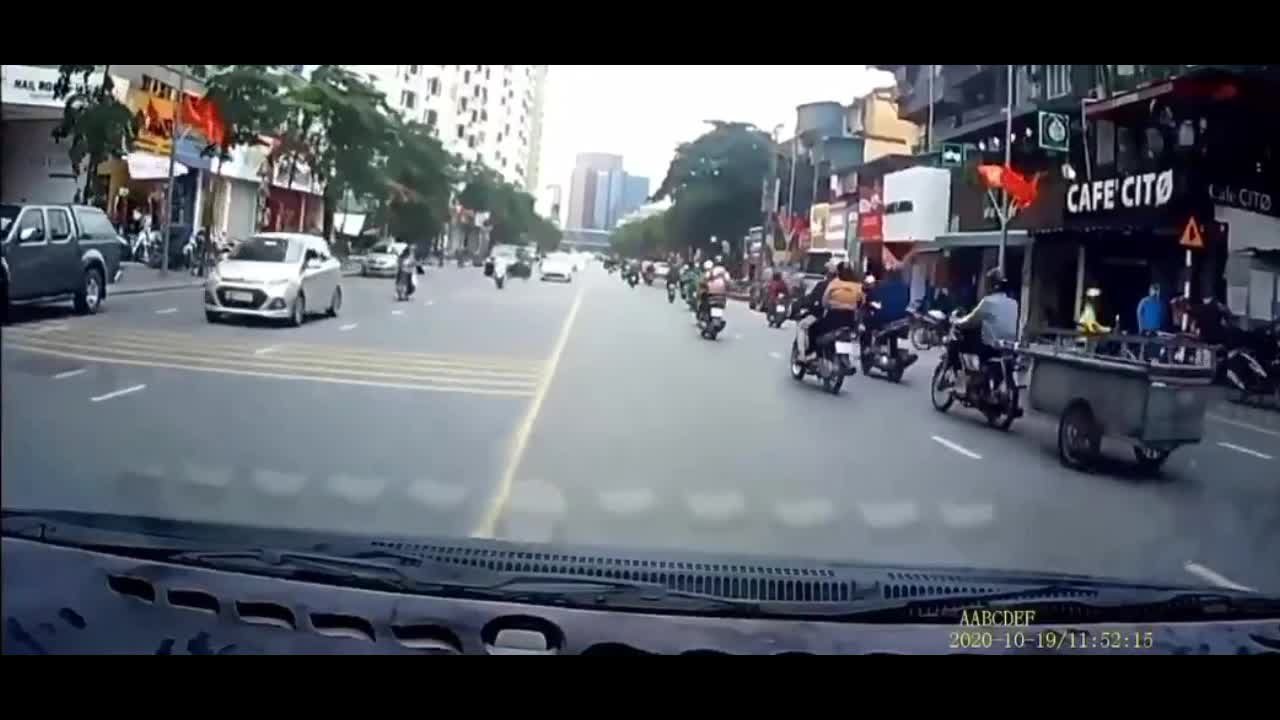 Xe tự chế tông gãy chân người đàn ông rồi bỏ chạy