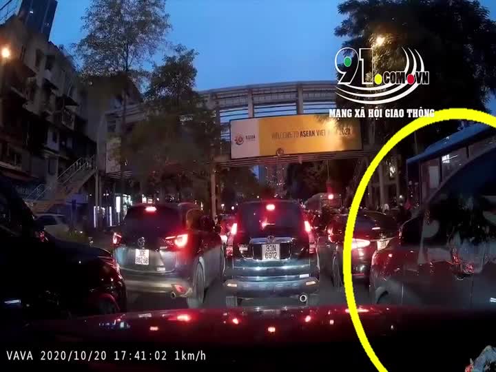 Va chạm nhẹ, 2 tài xế lao vào đánh nhau như phim hành động