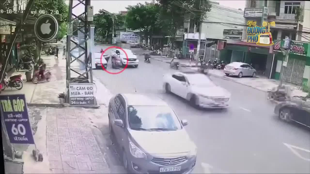 Clip: Mở cửa bất cẩn, nữ tài xế khiến cô gái suýt mất mạng
