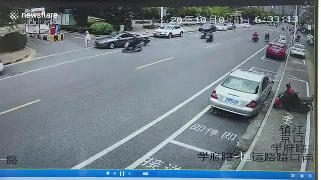 Tài xế nhầm chân ga khiến ô tô đâm loạn xạ trên phố