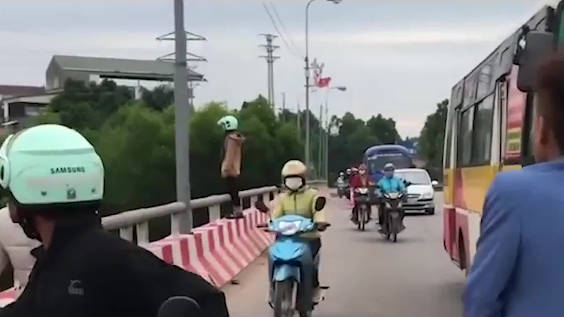 Nam thanh niên cứu sống người phụ nữ có ý định nhảy cầu tự tử