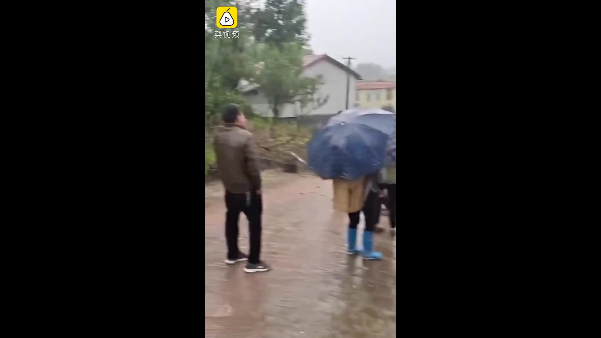 Mất lái, nữ tài xế lao ô tô lên mái nhà dân