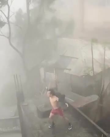 Thực hư clip người đàn ông phanh áo, đứng gào thét trong siêu bão số 9