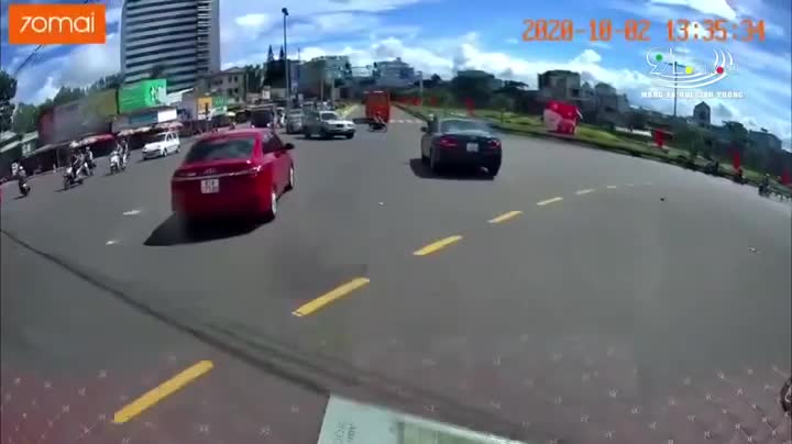 Cố tình tạt đầu ô tô giữa ngã tư, hai thanh niên nhận cái kết kinh hoàng