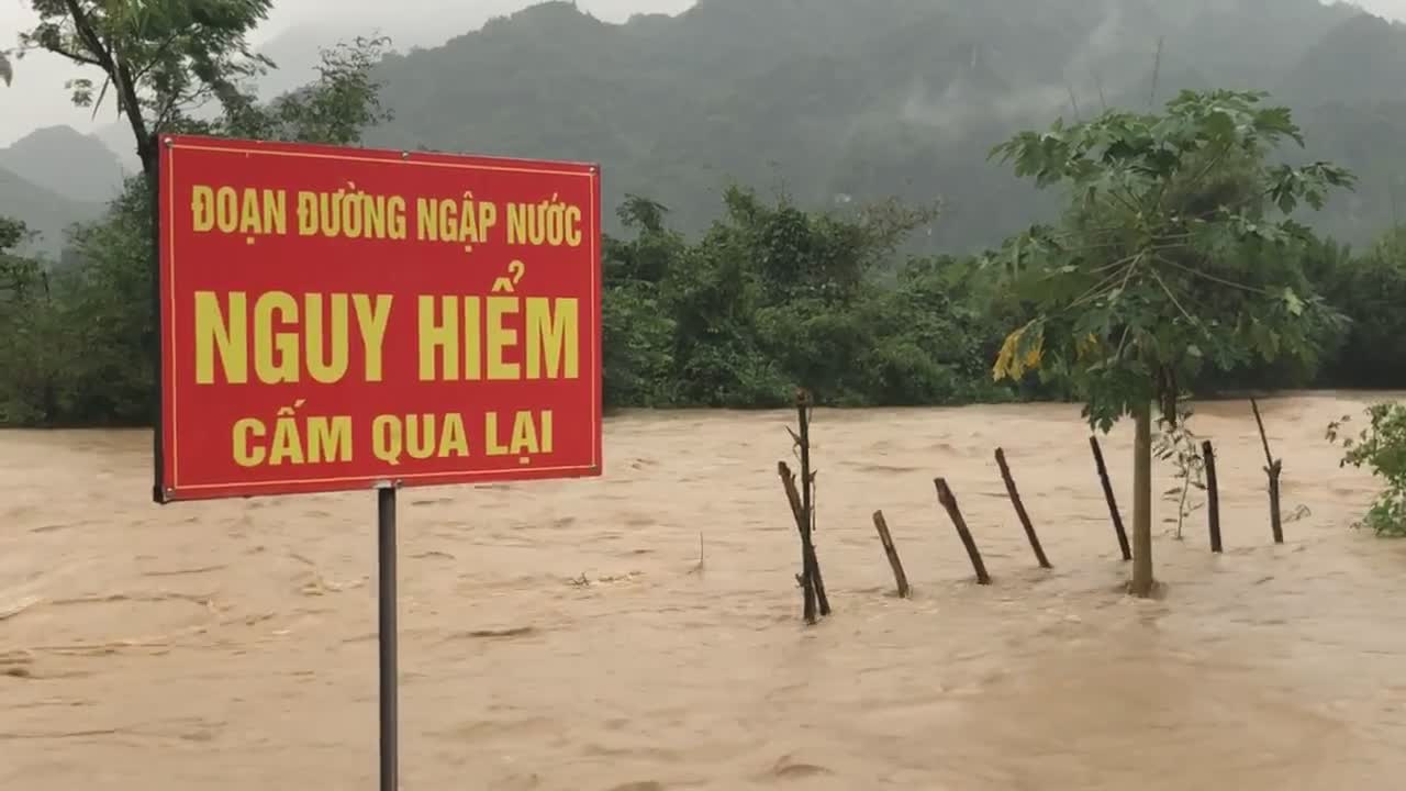 Nước dâng cao, nguy hiểm cho người đi đường