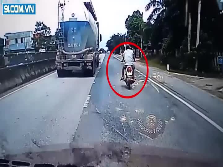 Chạy lấn làn, tạt đầu xe bồn, người đàn ông nhận cái kết thương tâm
