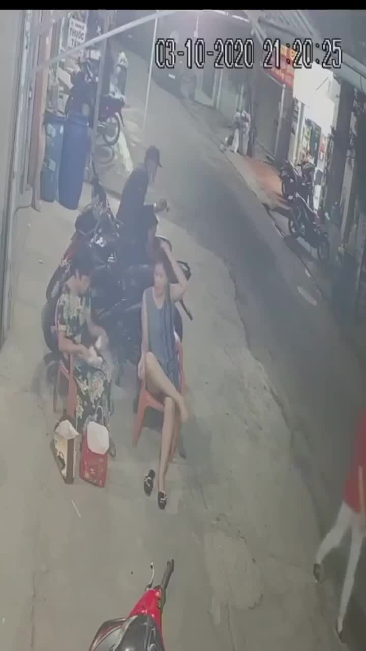 Cậu bé phóng vụt sang đường và cú đâm của cô gái khiến người dân hoảng hốt