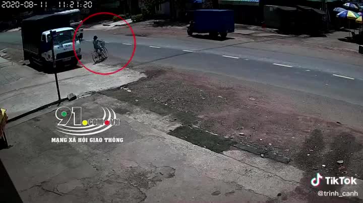 Lao ra đường lớn không quan sát, bé gái có màn thoát chết khó tin