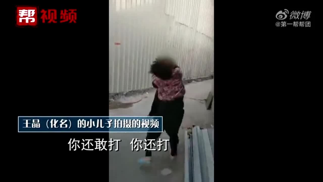 Mẹ chồng, nàng dâu túm tóc đánh nhau, con trai đứng quay lại cảnh tượng đặc sắc