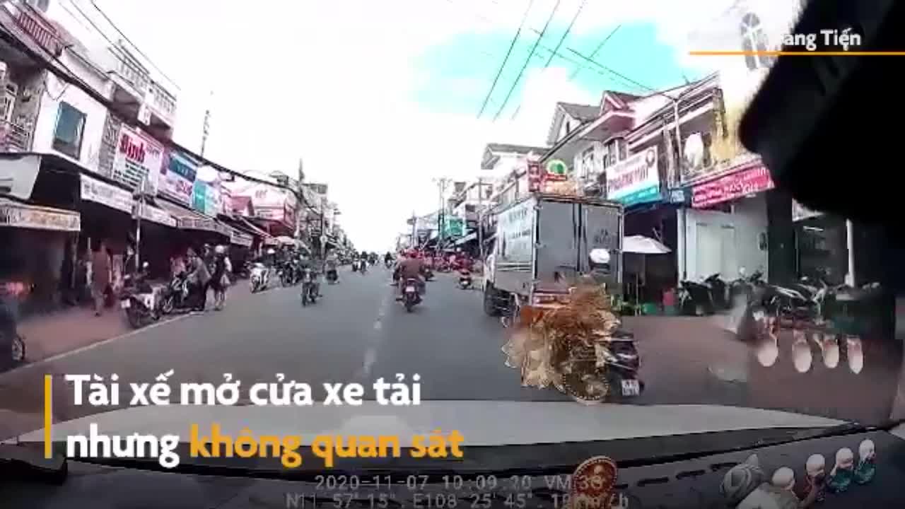 Tài xế mở cửa xe bất cẩn