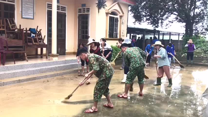 Bộ đội giúp giáo viên dọn dẹp trường sau lũ