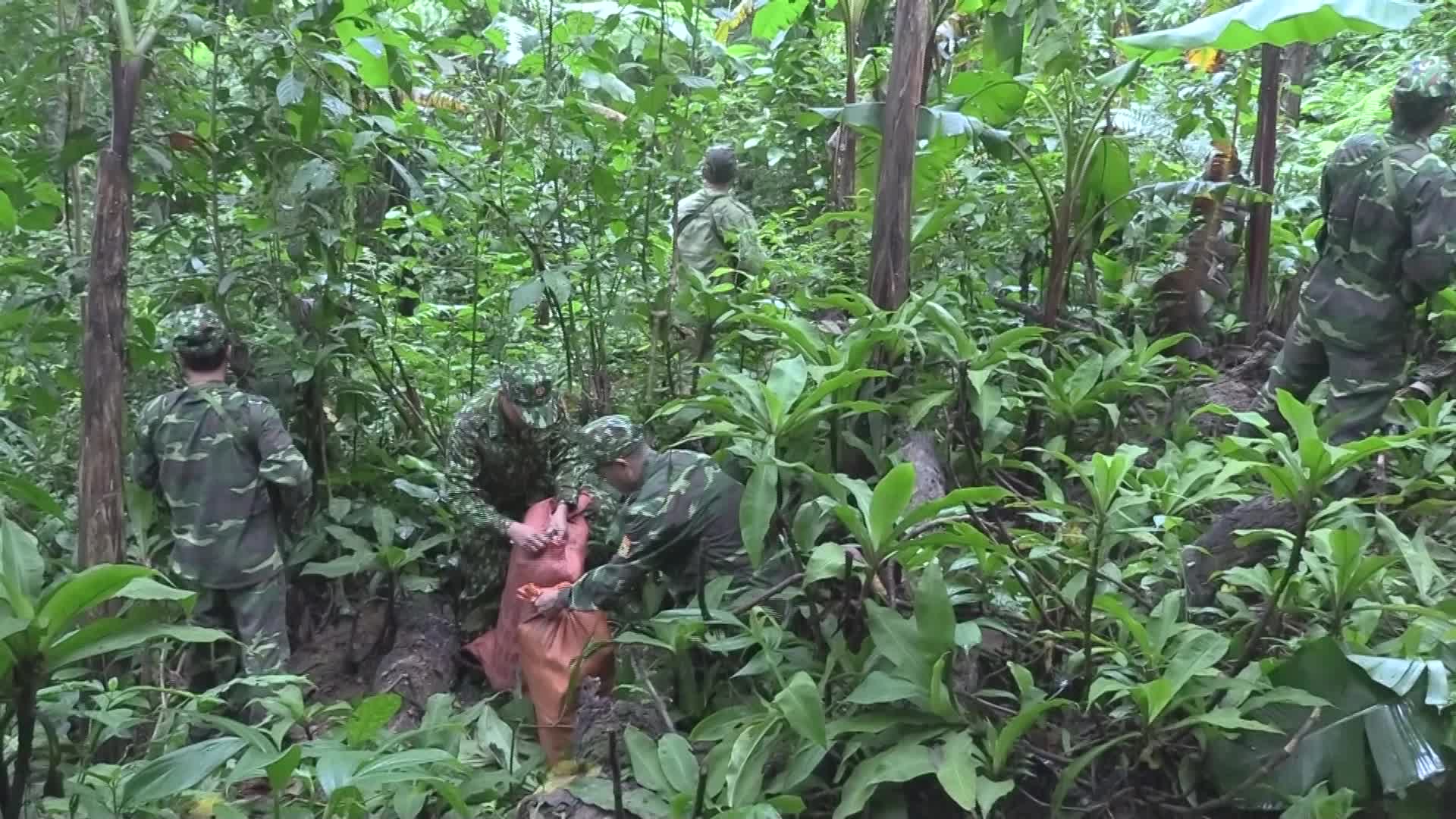 Gần 1 tạ ma túy dạng đá bị vứt ở biên giới