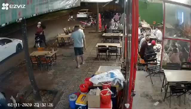 Bắt giữ nhóm đối tượng bịt mặt từ 3 ô tô lao vào quán nhậu chém người - Báo Người lao động