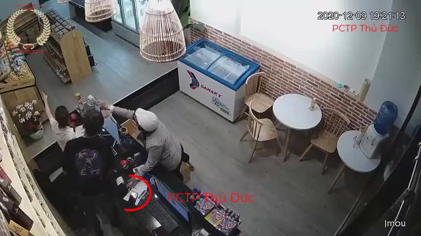 Nữ quái lừa nhân viên bán hàng, trộm 2 điện thoại nhanh như chớp