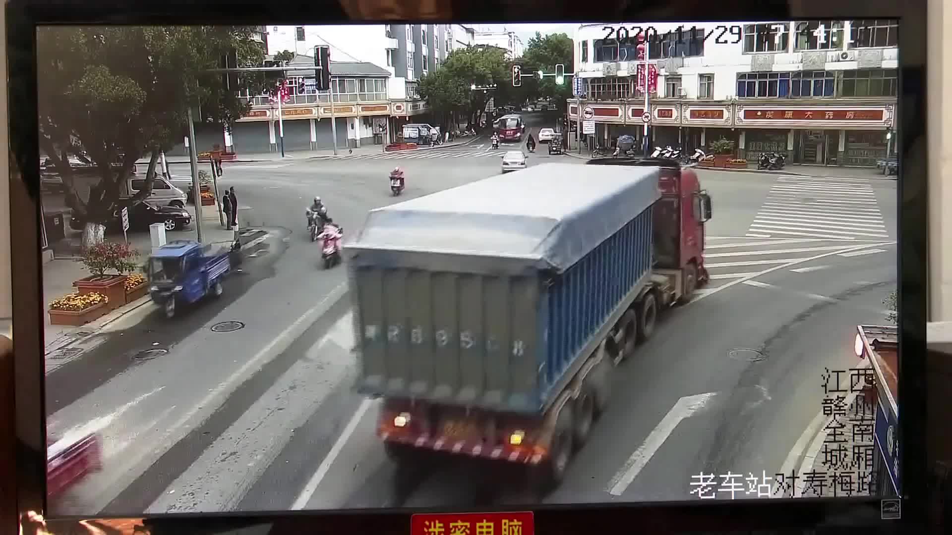 Người phụ nữ bị xe đầu kéo nuốt chửng và màn thoát chết khó tin
