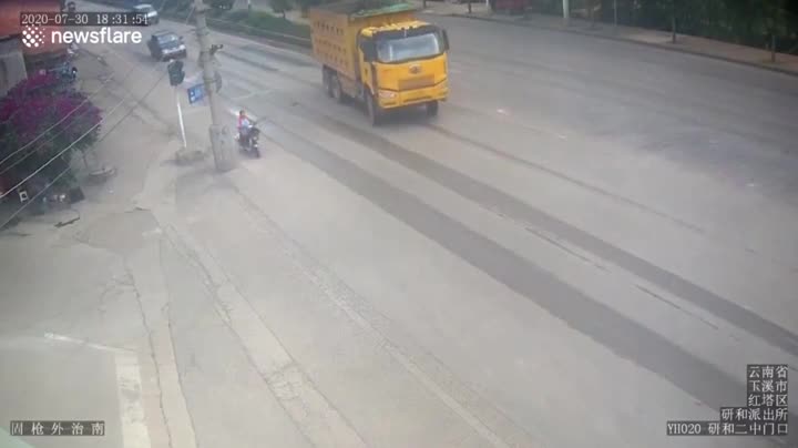 Người phụ nữ đi xe đạp điện bị xe tải nuốt chửng vào gầm