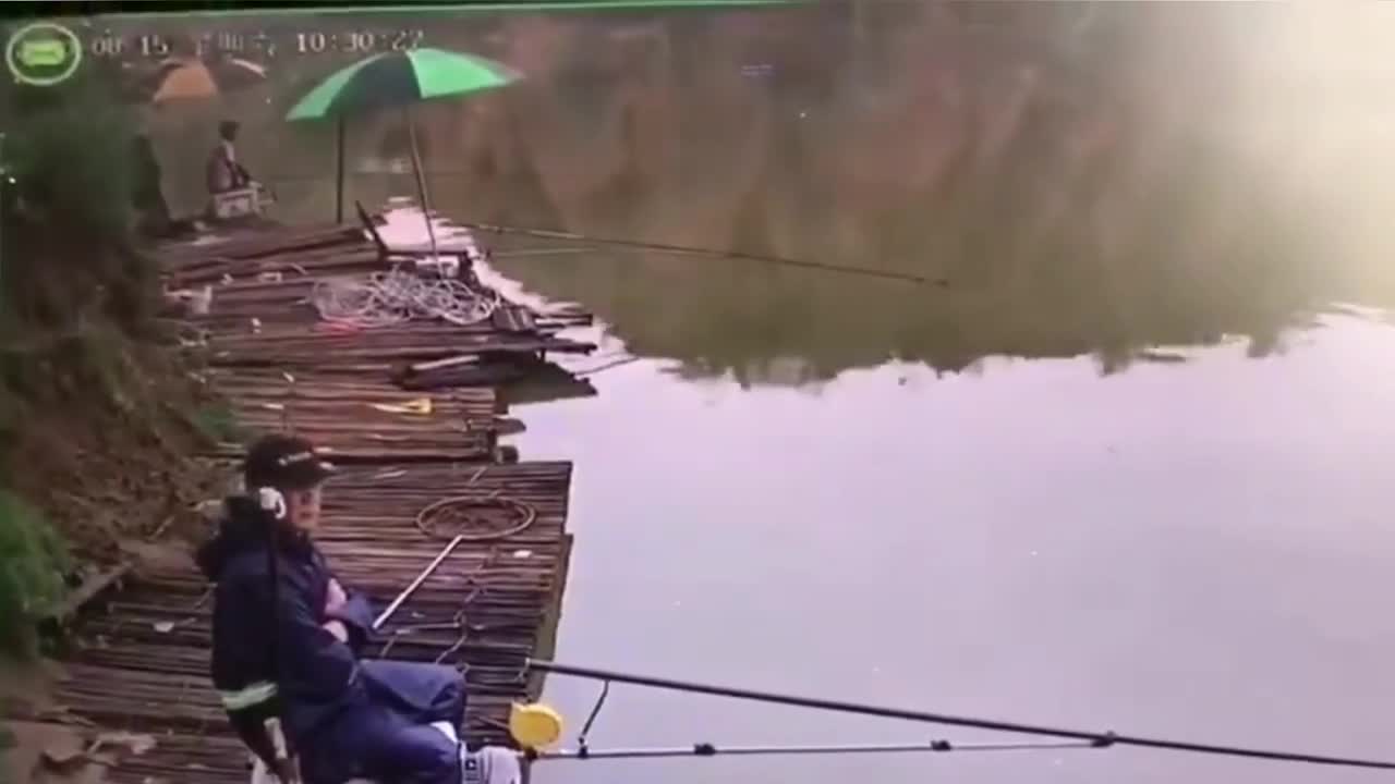 Fishermen run away seconds before massive wave slams onto shore