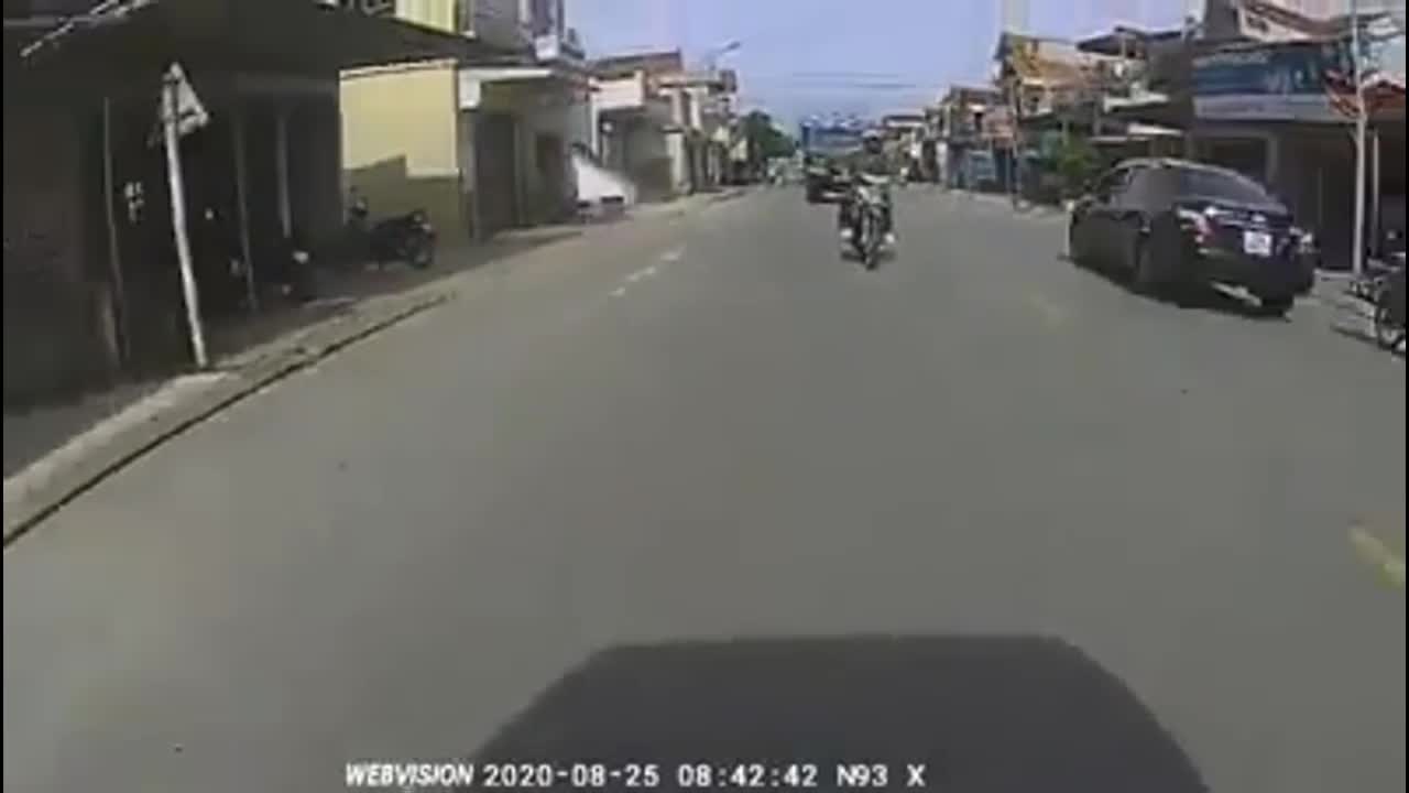 Người đàn ông bị xe tải cán ở Nam Định