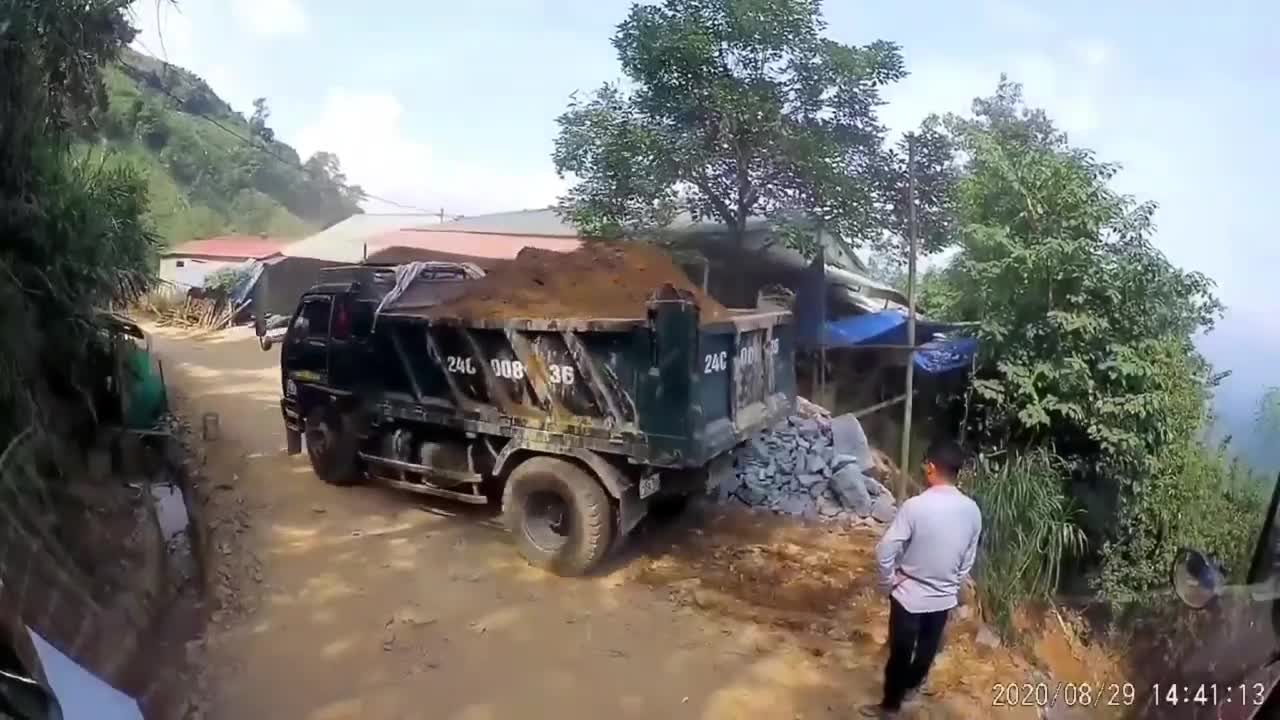 Kinh hoàng cảnh xe tải rơi xuống vực sau cú lùi bất cẩn