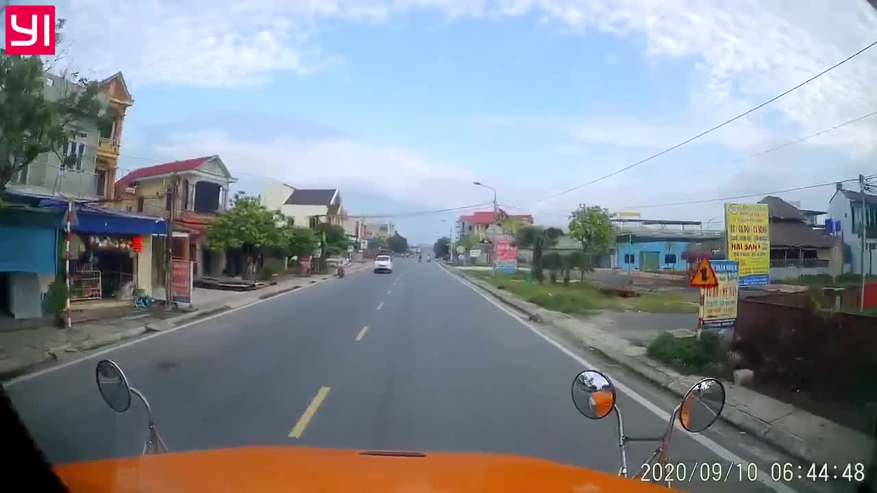 Xe máy bất ngờ tạt ngang đầu xe ô tô khiến nhiều người bức xúc