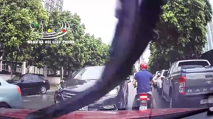 Đi lấn làn còn hung hăng tát người, tài xế ô tô nhận cái kết đắng